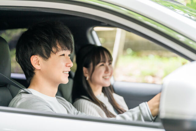 自動車事故で運転者と同乗者がケガをした場合のイメージ