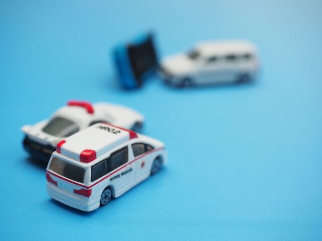 仕事中に交通事故に遭った直後に行う警察や会社への連絡と受診