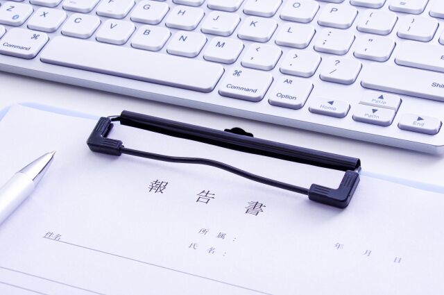仕事中の交通事故で会社へ報告する男性のイメージ